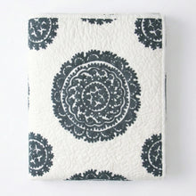 Bild in Galerie-Viewer laden, Suzani Grau Decke