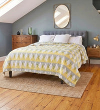 Bild in Galerie-Viewer laden, Sunnie Chintz Wende-Decke