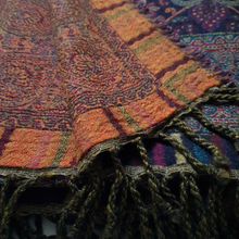 Load image into Gallery viewer, Paisley Border Throw Blanket