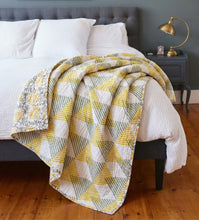 Bild in Galerie-Viewer laden, Sunnie Chintz Wende-Decke