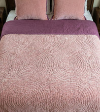 Charger l'image dans la visionneuse de la galerie, Couette réversible en velours rose framboise