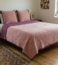 Charger l'image dans la visionneuse de la galerie, Couette réversible en velours rose framboise