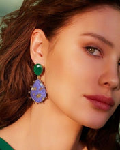 Charger l'image dans la visionneuse de la galerie, .925er Sterlingsilber mit 18K Vergoldung
Natursteine: Grüner Onyx, Mojave-Lila + Kristall-Doublet, kleine Mystic Topas-Steine
Länge: 6 cm