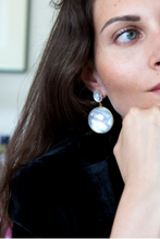 Bild in Galerie-Viewer laden, Die FINA Ohrringe sind eine Hommage an die Femininität und die Slow Fashion. Material: .925er Sterlingsilber mit 18K Vergoldung
Natursteine: Perle + Kristall Doublet