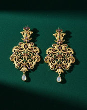 Load image into Gallery viewer, JHIJA Ohrringe sind eine Hommage an die prachtvolle Juwelierkunst der Maratha-Königinnen, kunstvoll neu interpretiert für den modernen Stil. 925er Sterlingsilber mit 18K