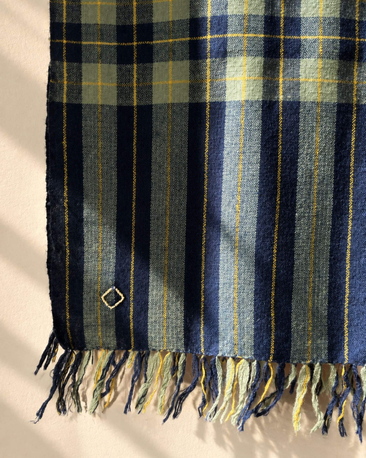 AJAX Pashmina aus Ladakhi Kaschmir, Nahaufnahme der Rautenwebung, gestreiften Borde und mehrfarbigen Fransen.