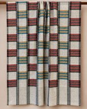 Bild in Galerie-Viewer laden, ARLO Pashmina-Schal auf Creme mit grauen Linien und Streifenblöcken in Rot, Petrol und Ocker, über eine Stange gelegt.