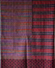 Bild in Galerie-Viewer laden, Die beiden Seiten des BALI Pashmina nebeneinander: rot-dunkle und violett-grün-orangefarbene Karos