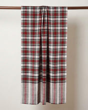 Charger l'image dans la visionneuse de la galerie, BLAIR Pashmina locker über eine Holzstange drapiert, mit roten Karos und längs gestreiften Enden.