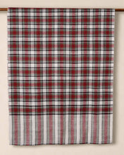Charger l'image dans la visionneuse de la galerie, BLAIR Pashmina-Schal mit roten, cremefarbenen und dunkelgrünen Karos sowie gestreiften Enden, flach ausgebreitet.