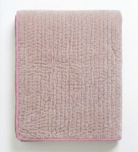 Bild in Galerie-Viewer laden, Blush Rose Samt Wendedecke – eine herrlich weiche taupefarbene Steppdecke aus Baumwollsamt mit rosa Rückseite.