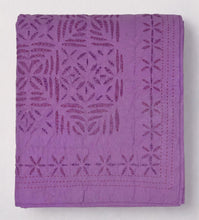 Bild in Galerie-Viewer laden, Kutch Amethyst Decke – eine kunstvoll handbestickte lila Tagesdecke aus hautsympathischer Baumwolle mit traditionellen Mustern.