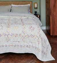 Bild in Galerie-Viewer laden, Kutch Regenbogen Decke – eine lebendige, handbestickte Tagesdecke mit bunten Mustern, die jedem Schlafzimmer eine fröhliche Atmosphäre verleiht.