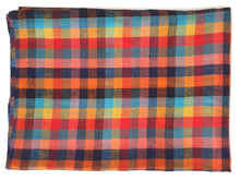 Bild in Galerie-Viewer laden, Detailansicht des feinen handgewebten Karomusters des LURY Schals.