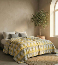 Bild in Galerie-Viewer laden, Sunnie Chintz Wende-Decke – eine sonnige gelb-graue Baumwolldecke mit modernem Rautenmuster für ein helles und freundliches Schlafzimmer.