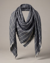 Load image into Gallery viewer, Graues CHAYE Pashmina-Foulard locker drapiert, mit silberfarbenen Karos, heller Bordüre und kurzen Fransen.