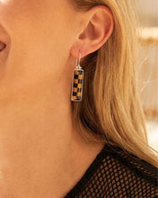 Charger l'image dans la visionneuse de la galerie, CLEO Ohrring aus 925 Sterling Silber mit schwarz-goldbraunem Steinmosaik, getragen bei offenem Haar.