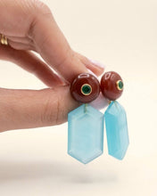 Charger l'image dans la visionneuse de la galerie, FREYA Ohrringe mit hellblauen Aqua-Chalcedon-Anhängern und runden roten Jaspis-Oberteilen mit grünen Onyx-Einlagen, in einer Hand gehalten.