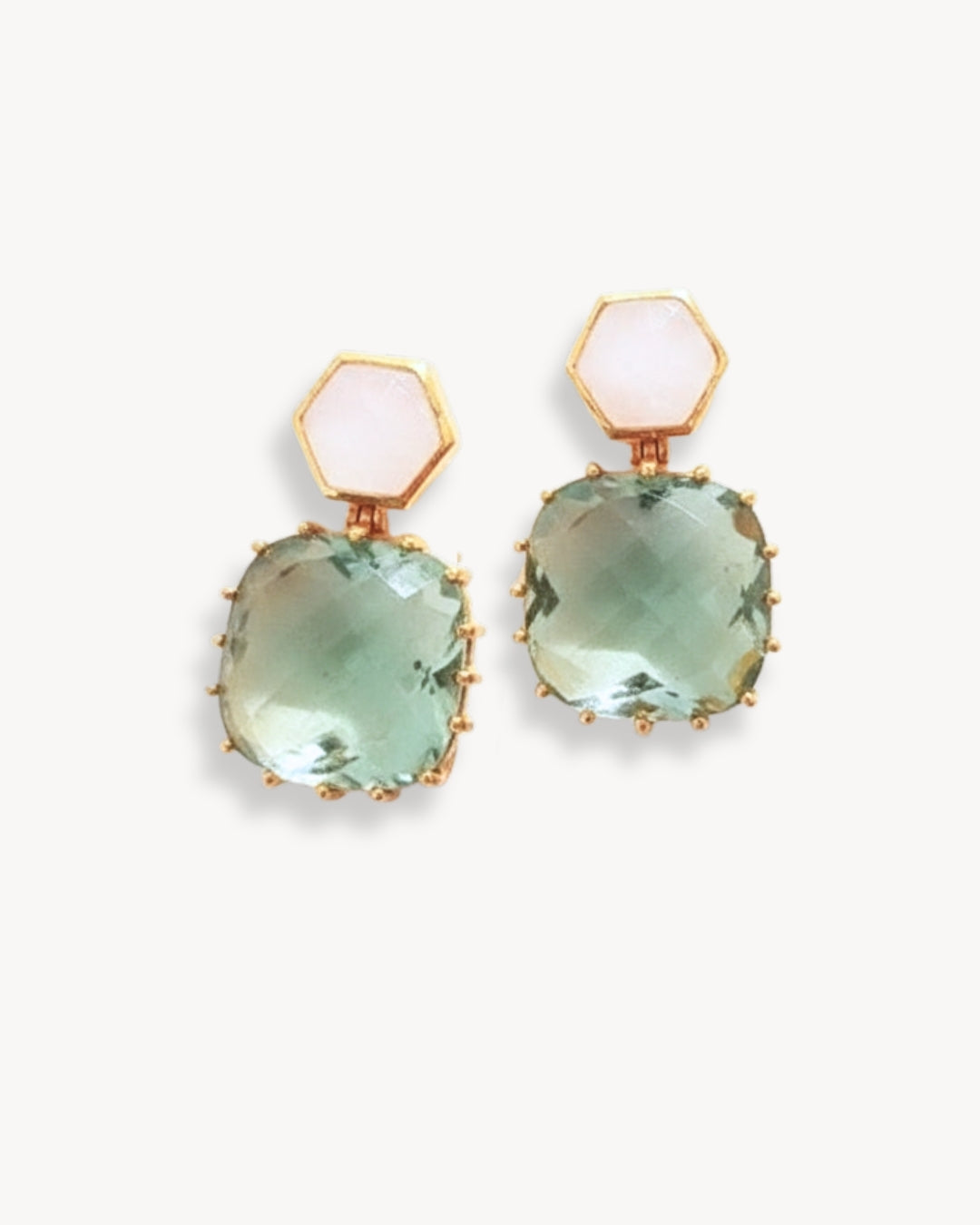ILA Ohrringe mit facettiertem grünem Amethyst und milchigem Mondstein, als Paar auf hellem Hintergrund.