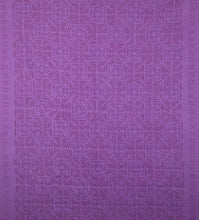 Bild in Galerie-Viewer laden, Die weiche und strukturierte Oberfläche des Kutch Amethyst Quilts – atmungsaktive Baumwolle für Komfort.