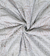 Bild in Galerie-Viewer laden, Nahaufnahme der weichen Baumwolltextur und der kunstvollen Wirbel-Steppung in hellem Pastellblau für höchsten Komfort.