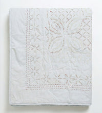 Bild in Galerie-Viewer laden, Kunstvoll gefalteter graublauer Kutch Nebel Quilt – ein edles und vielseitiges Wohnaccessoire aus reiner, weicher Baumwolle.