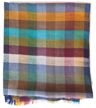 Bild in Galerie-Viewer laden, Detailaufnahme der handgewebten Textur des KYLE Schals – weiches Kaschmir mit feinem Farbverlauf.