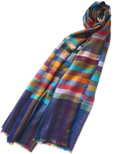 Bild in Galerie-Viewer laden, Der KYLE Pashmina als stilvolles Accessoire oder Luxusgeschenk – perfekt als farbenfroher Schulterwurf