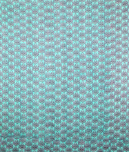 Bild in Galerie-Viewer laden, Das kunstvolle türkis-pinke Lotus Muster im traditionellen Blockdruck – ein exklusives Beispiel für indisches Kunsthandwerk.