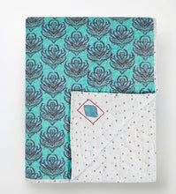 Bild in Galerie-Viewer laden, Detail der wendbaren Lotus Decke in Türkis – die helle Rückseite bildet einen eleganten Kontrast zum kräftigen Hauptfarbton.