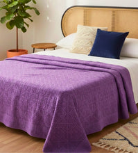 Bild in Galerie-Viewer laden, Die luxuriöse Kutch Amethyst Baumwolldecke im Schlafzimmer – verleiht Ihrem Raum eine königliche und gemütliche Atmosphäre.