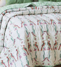 Bild in Galerie-Viewer laden, Der luxuriöse Vogel-Quilt ORNITHO als Blickfang auf dem Bett – feine Baumwolle und lebendige Farben für ein gemütliches Heim.