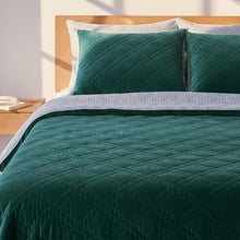Load image into Gallery viewer, Der luxuriöse Emerald Celeste Quilt im Schlafzimmer – reiche Juwelentöne und samtige Textur für ein elegantes und gemütliches Ambiente.