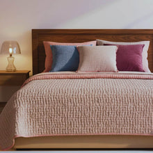 Bild in Galerie-Viewer laden, Luxuriöse Blush Rose Tagesdecke aus Samt auf dem Bett – elegante Dekoration für ein modernes und stilvolles Zuhause.