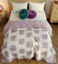 Bild in Galerie-Viewer laden, Die gemütliche Pfau Tagesdecke aus reiner Baumwolle – ein farbenfroher Akzent, der Ihr Bett in eine luxuriöse Wohlfühloase verwandelt.