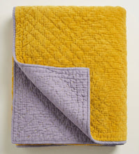 Load image into Gallery viewer, Detailansicht der Wende-Funktion – die Kombination aus Kurkuma-Gelb und zartem Lilac sorgt für Vielseitigkeit.