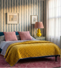 Load image into Gallery viewer, Hochwertige Samt-Tagesdecke in Kurkuma und Flieder – ein farbenfroher Akzent für modernes Wohndesign.