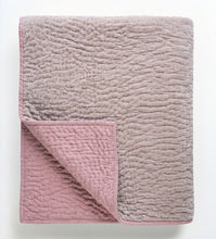 Bild in Galerie-Viewer laden, Detail der wendbaren Samtdecke in Blush Rose und Taupe – geschmeidiger Stoff für ein gemütliches Schlafzimmer-Ambiente.