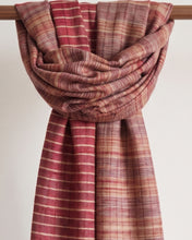 Bild in Galerie-Viewer laden, Detail des locker geknoteten SIENA Pashmina mit feinen Karos in Rosé und bordeauxfarbenen Streifen