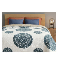 Charger l'image dans la visionneuse de la galerie, Große Suzani Tagesdecke in Grau und Weiß – verleiht jedem Schlafzimmer eine elegante und beruhigende Atmosphäre.