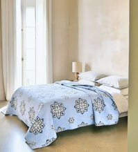 Bild in Galerie-Viewer laden, Hellblaue Suzani Decke im Schlafzimmer-Ambiente – ein exklusiver Quilt für luxuriöses Wohnen.