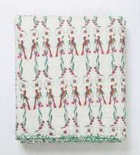 Bild in Galerie-Viewer laden, Die charismatische ORNITHO Tagesdecke im Blockdruck – hochwertige Handarbeit mit filigranen Vogelmotiven auf weißem Grund.