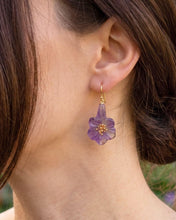 Bild in Galerie-Viewer laden, Nahaufnahme eines getragenen VIOLA Ohrrings mit violetter Amethyst Blüte und goldfarbener Blütenmitte.