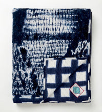 Bild in Galerie-Viewer laden, Detail der kontrastreichen Wende-Decke – bietet die Wahl zwischen einem grafischen Raster Shibori-Formen in Indigo.