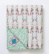 Bild in Galerie-Viewer laden, Detail der Wende-Funktion – die ORNITHO Decke überrascht mit einer frischen grün-weißen Rückseite im geometrischen Stil.