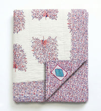 Bild in Galerie-Viewer laden, Detail der Wende-Funktion – die Peacock Decke bietet eine elegante graue Rückseite für abwechslungsreiches Styling im Schlafzimmer.