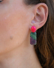 Load image into Gallery viewer, ZIVA Ohrring mit fuchsiafarbenem Chalcedon und grün-violett gemustertem Rubin-Zoisit, seitlich am Ohr bei offenem Haar gezeigt.