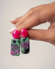 Load image into Gallery viewer, ZIVA Ohrringe mit leuchtend fuchsiafarbenem Chalcedon und grün-violett-schwarz gemustertem Rubin-Zoisit, in einer Hand gehalten.