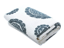 Bild in Galerie-Viewer laden, Die gefaltete Suzani Grau Decke zeigt die hochwertige Verarbeitung – ein ideales Luxusgeschenk für Interior-Liebhaber.