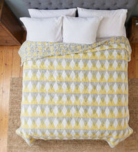 Bild in Galerie-Viewer laden, Sunnie Chintz Wende-Decke
